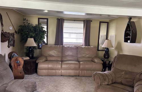 Satsuma Maison | Hillbilly Hideaway - Dunn's Creek & St. Johns River 2 Bdrm and 2 Bath.