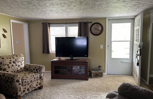 Satsuma Maison | Hillbilly Hideaway - Dunn's Creek & St. Johns River 2 Bdrm and 2 Bath.