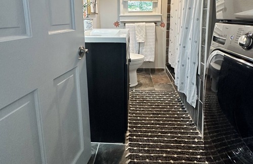 Severna Park Maison | Hillbottom Hideaway Beachhouse - Severna Park pet friendly! With hot tub!
