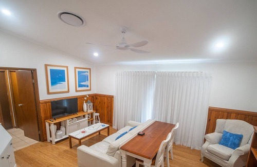 Currimundi Maison | Hills End Currimundi - Self Contained - Walk to Lake and Beach
