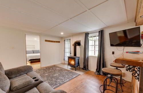 Hillsgrove Maison | Hillsgrove Cabin with Private Hot Tub!