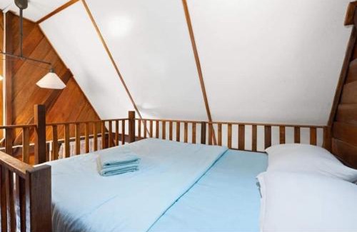 Tanah Rata Cabine | Hillside cottage tulip room with loteng