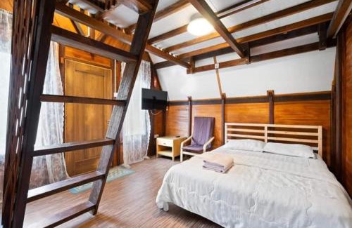 Tanah Rata Cabine | Hillside cottage tulip room with loteng