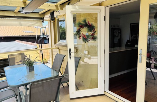 Gowanbrae Maison | Hillside Haven - 10 mins from the airport