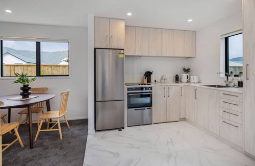 Trentham Maison | Hillside Haven: Trentham Escape