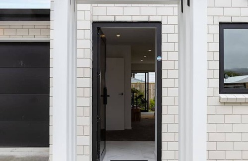 Trentham Maison | Hillside Haven: Trentham Escape