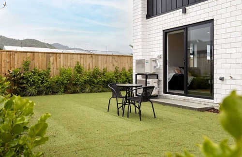 Trentham Maison | Hillside Haven: Trentham Escape