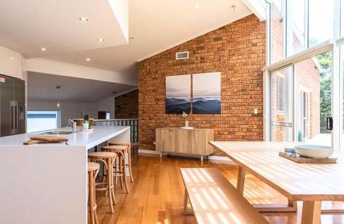 Howrah Maison | Hillside Hideaway Sleeps 10 Stunning Views