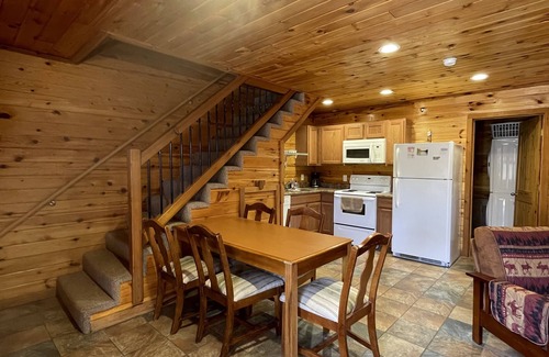 Van Buren Cabine | Hillside Hideaway West just 1/2 mile from Current River!