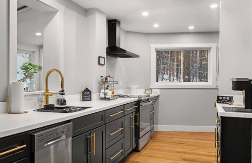 Otego Cabine | Hillside Hummingbird House Secluded With Hot Tub!