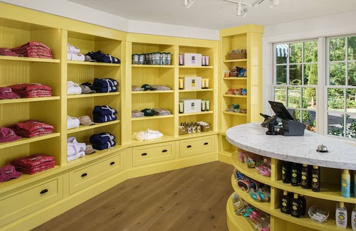 Suffolk County Maison | Hillside Sanctuary with Private Terrace Dining and Complimentary Parking