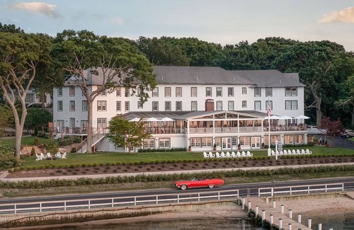 Suffolk County Maison | Hillside Sanctuary with Private Terrace Dining and Complimentary Parking