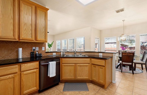 Far North Central Maison | Hilltop 5BR Retreat, Game Lounge Chef’s Kitchen
