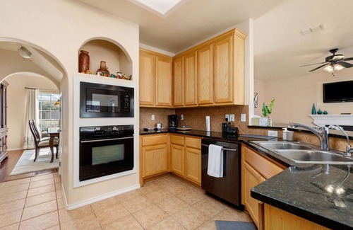 Far North Central Maison | Hilltop 5BR Retreat, Game Lounge Chef’s Kitchen