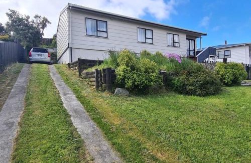 Porirua Maison | Hilltop Blue Sky House