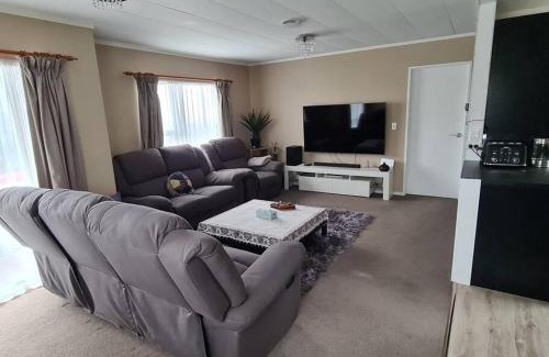 Porirua Maison | Hilltop Blue Sky House