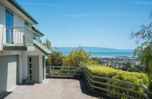 Nelson Maison | Hilltop Getaway