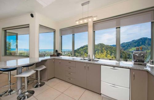 Nelson Maison | Hilltop Getaway