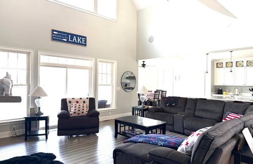 Laconia Maison | Hilltop Haven on Lake Winnisquam