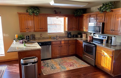 Grand Saline Maison | Hilltop Hideaway -1500+ sq/ft home - views of private lake on 42 beautiful acres