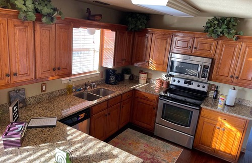 Grand Saline Maison | Hilltop Hideaway -1500+ sq/ft home - views of private lake on 42 beautiful acres