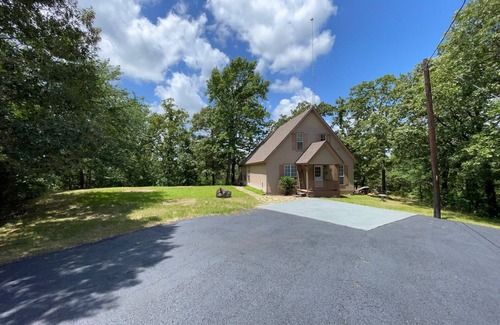 Grand Saline Maison | Hilltop Hideaway -1500+ sq/ft home - views of private lake on 42 beautiful acres