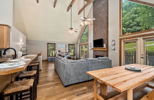 Lancaster Chalet De Ski | Hilltop Hideaway at Center Hill Lake