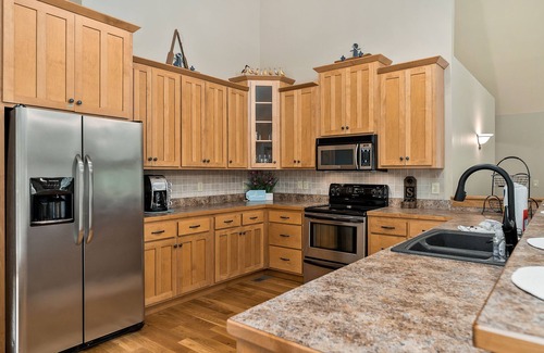 Lancaster Chalet De Ski | Hilltop Hideaway at Center Hill Lake