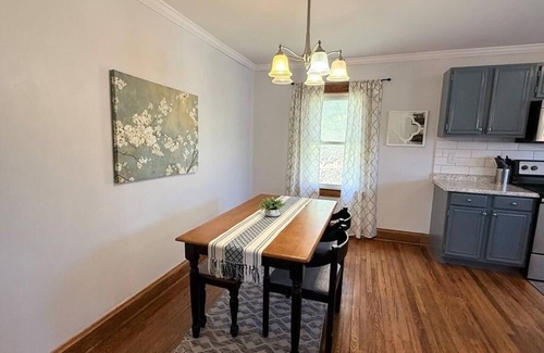 Bradley Maison | Hilltop Hideaway-charming 2 bedroom home, family friendly, WiFi , AC ,