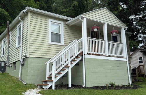 Bradley Maison | Hilltop Hideaway-charming 2 bedroom home, family friendly, WiFi , AC ,