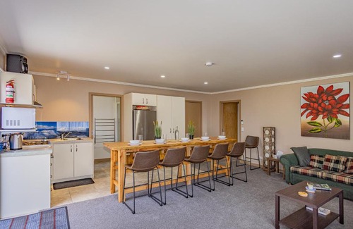 Hilltop Maison | Hilltop Hideaway - Taupo Holiday Home