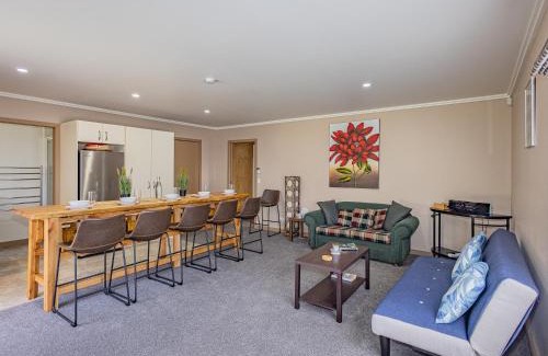 Hilltop Maison | Hilltop Hideaway - Taupo Holiday Home