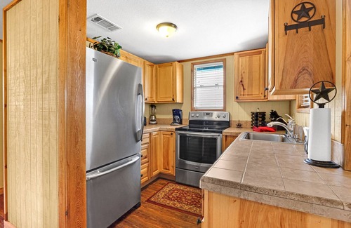 Johnson City Maison | Light House Hill Ranch - Grey House - Located on 2001 sprawling acres!