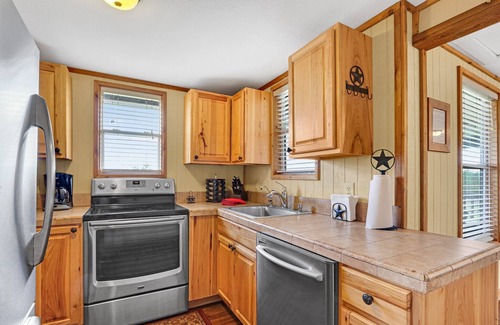 Johnson City Maison | Light House Hill Ranch - Grey House - Located on 2001 sprawling acres!