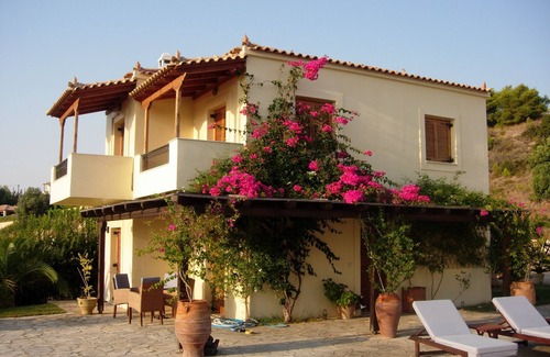 Petrothalassa Villa | Villa au sommet d'une colline avec un cadre spacieux et une maison d'hôtes