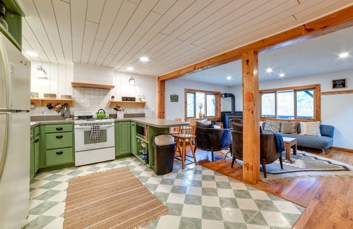 Walton Cabine | Hilltop Walton Getaway with Picturesque Views!