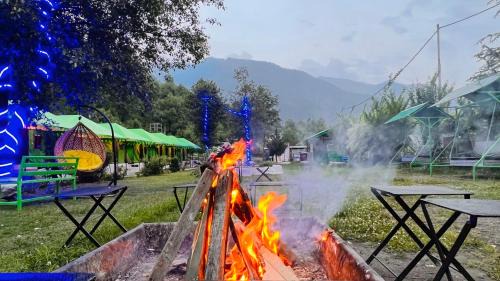 Deoghar Hôtel | Himalayan Riverside Swiss Cottages Manali #riverside #big garden #parking #bonffire #music #budget friendly #adventure