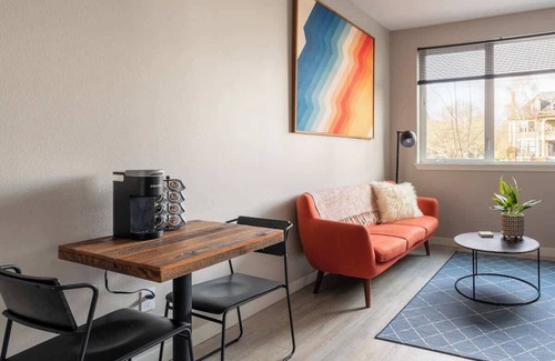 Ladd's Addition Appartement | Retro Modern 1-Bedroom 90 WalkScore
