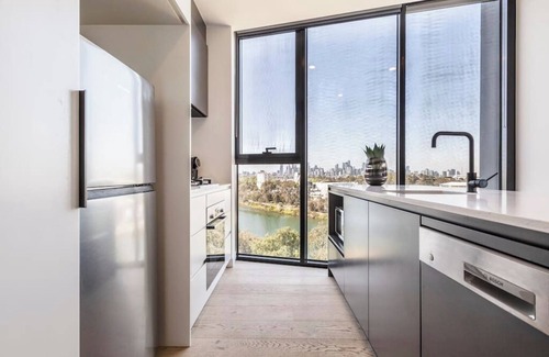 Footscray Appartement | Hip Condo on Maribyrnong River ~ Cityscape Views!
