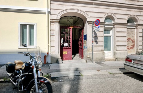 Schottenfeld Appartement | Hip Neubau 2BR w/ Elevator, near shops, Metro U3, U6, by Blueground