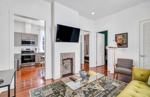 East Riverside Appartement | Hip & Stylish Magazine St. Apt | Balcony & Parking