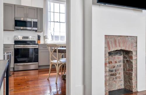 East Riverside Appartement | Hip & Stylish Magazine St. Apt | Balcony & Parking