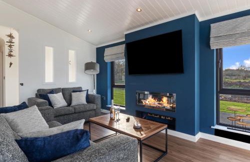 Penally Maison | Hiraeth - Luxury Lodge with Hot Tub, Close to Beach