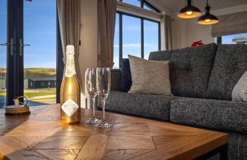 Penally Maison | Hiraeth - Luxury Lodge with Hot Tub, Close to Beach