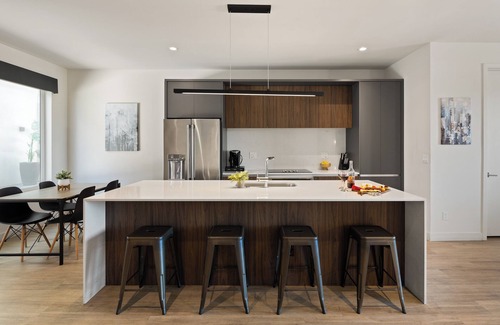 Security Acres Maison | HiRise - Modern Luxe - Jacuzzi - Heart of Old Town