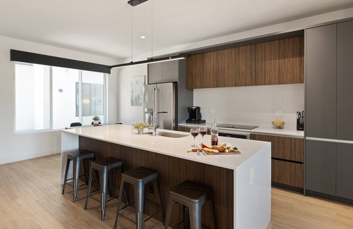 Security Acres Maison | HiRise - Modern Luxe - Jacuzzi - Heart of Old Town