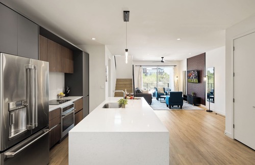 Security Acres Maison | HiRise - Modern Luxe - Jacuzzi - Heart of Old Town