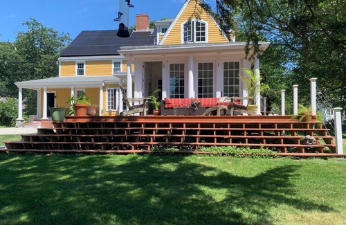 Rye Maison | Historic 1780 Farmhouse near the Sea: Sleeps 8-9