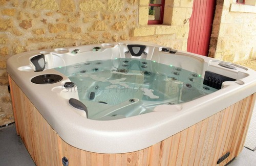 Les Essards Cottage | Élégante Demeure 17e avec Spa, Sauna et Authentique Cheminée, proche Châteaux de la Loire