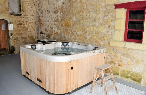 Les Essards Cottage | Élégante Demeure 17e avec Spa, Sauna et Authentique Cheminée, proche Châteaux de la Loire